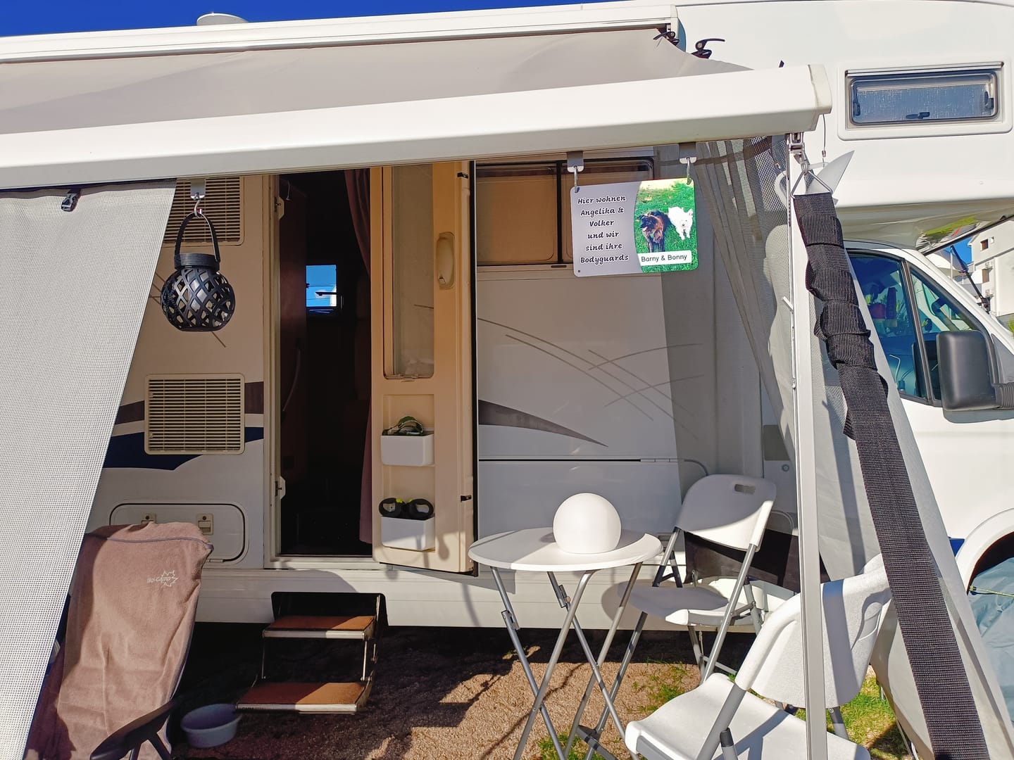 Customer photo review of Hunde-Türschild mit Foto & Wunschtext (UV- UND WETTERFEST) - Angebot beim Kauf eines 2. Schildes