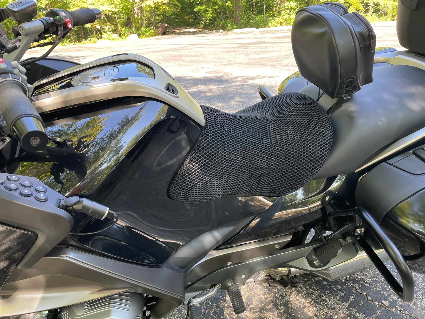 Wind Rider mesh seat cover on a BMW R 1200 RT