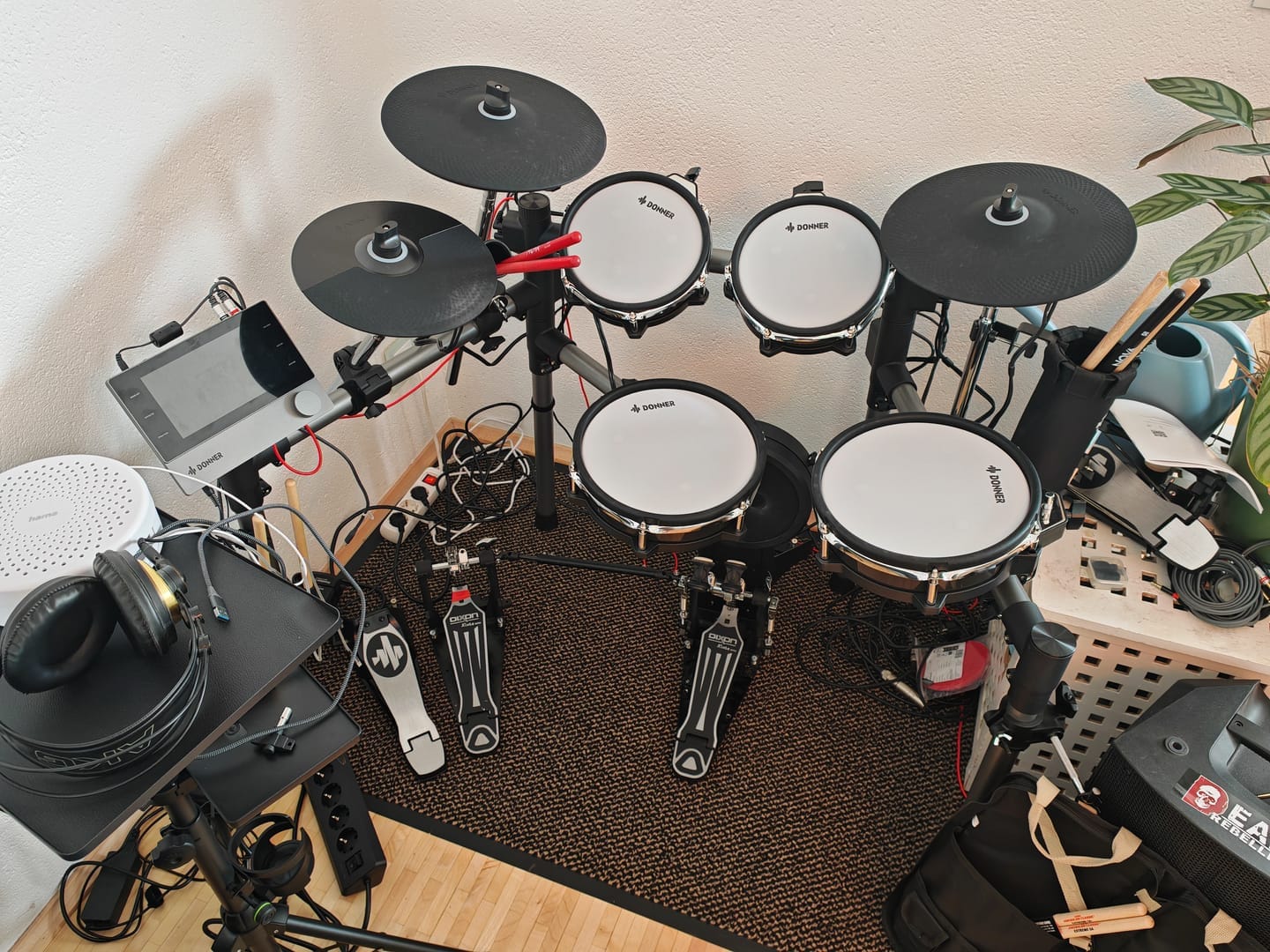 Customer photo review of Donner BackBeat Batterie électronique avec lumières LED personnalisables et écran tactile de 7 pouces