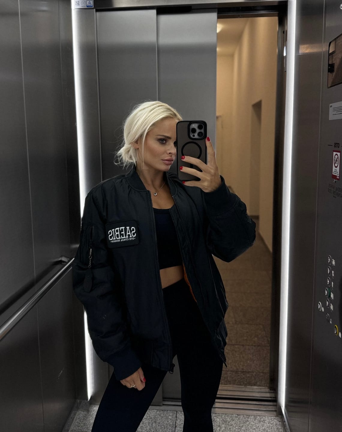 Customer photo review of Lifestyle Damen Oversized Bomber Jacke gefüttert, mit Reißverschluss schwarz by SAEBIS®