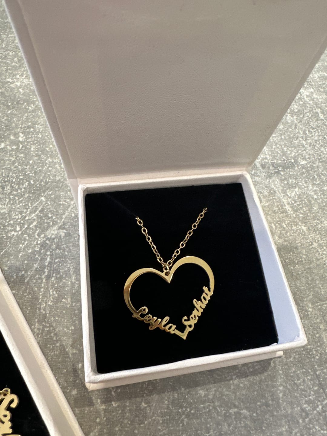 Customer photo review of Personalisierte Herzkette mit zwei Namen