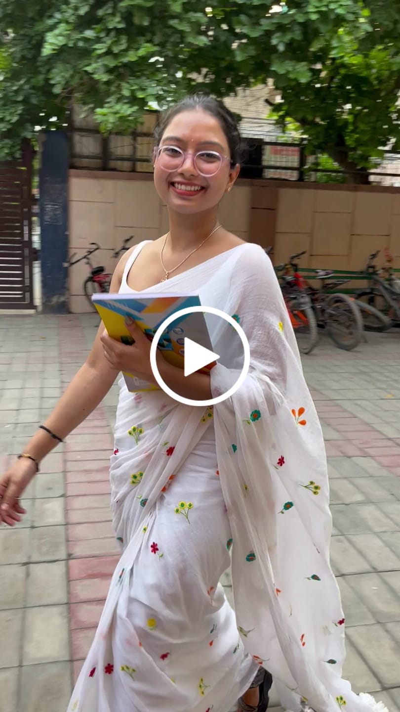 Customer video review of White Embroidered Mulmul Cotton Saree