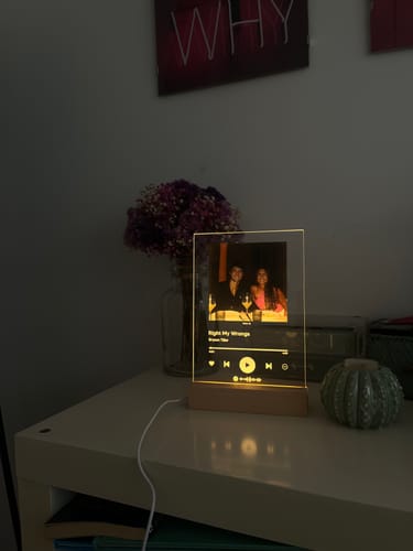 Customer photo review of Lâmpada Spotify Personalizável (Foto & Música)