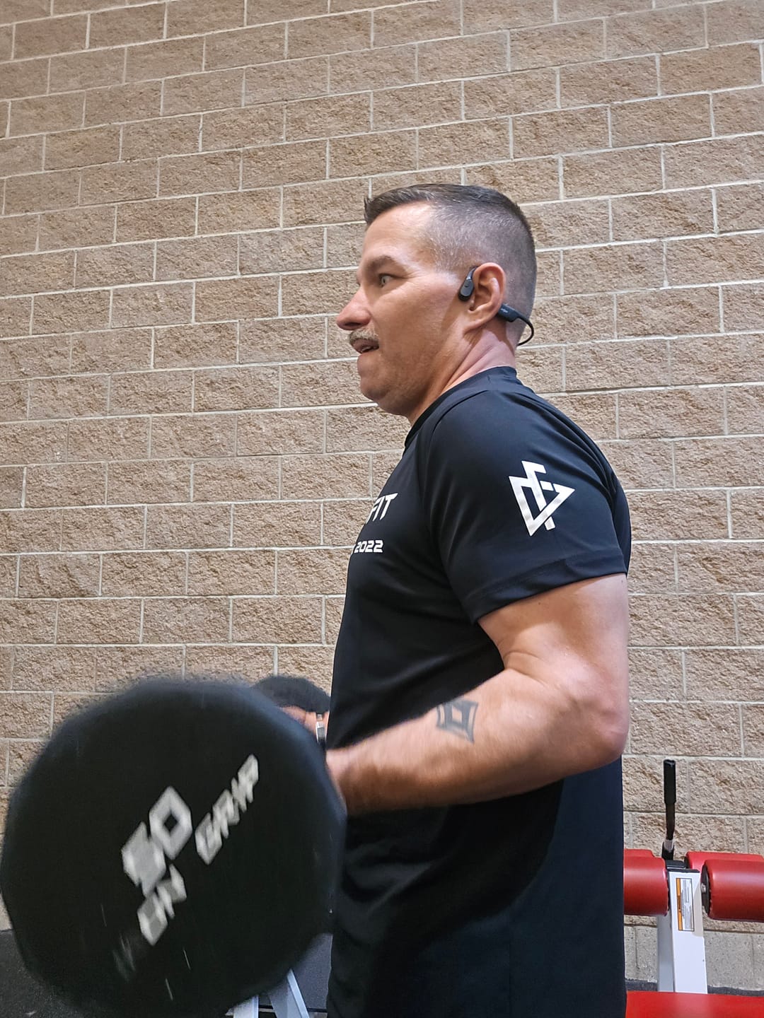 Customer photo review of Men's Gym Tee "Compellence"