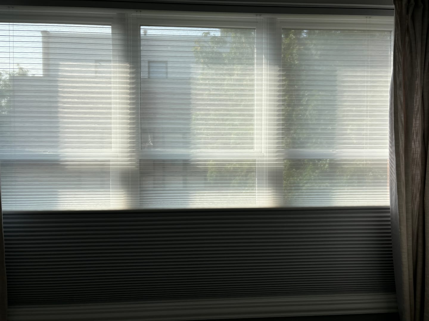 Customer photo review of SmartWings Motorized Blackout And Light Filtering Day/Night Cellular Shades Nowa