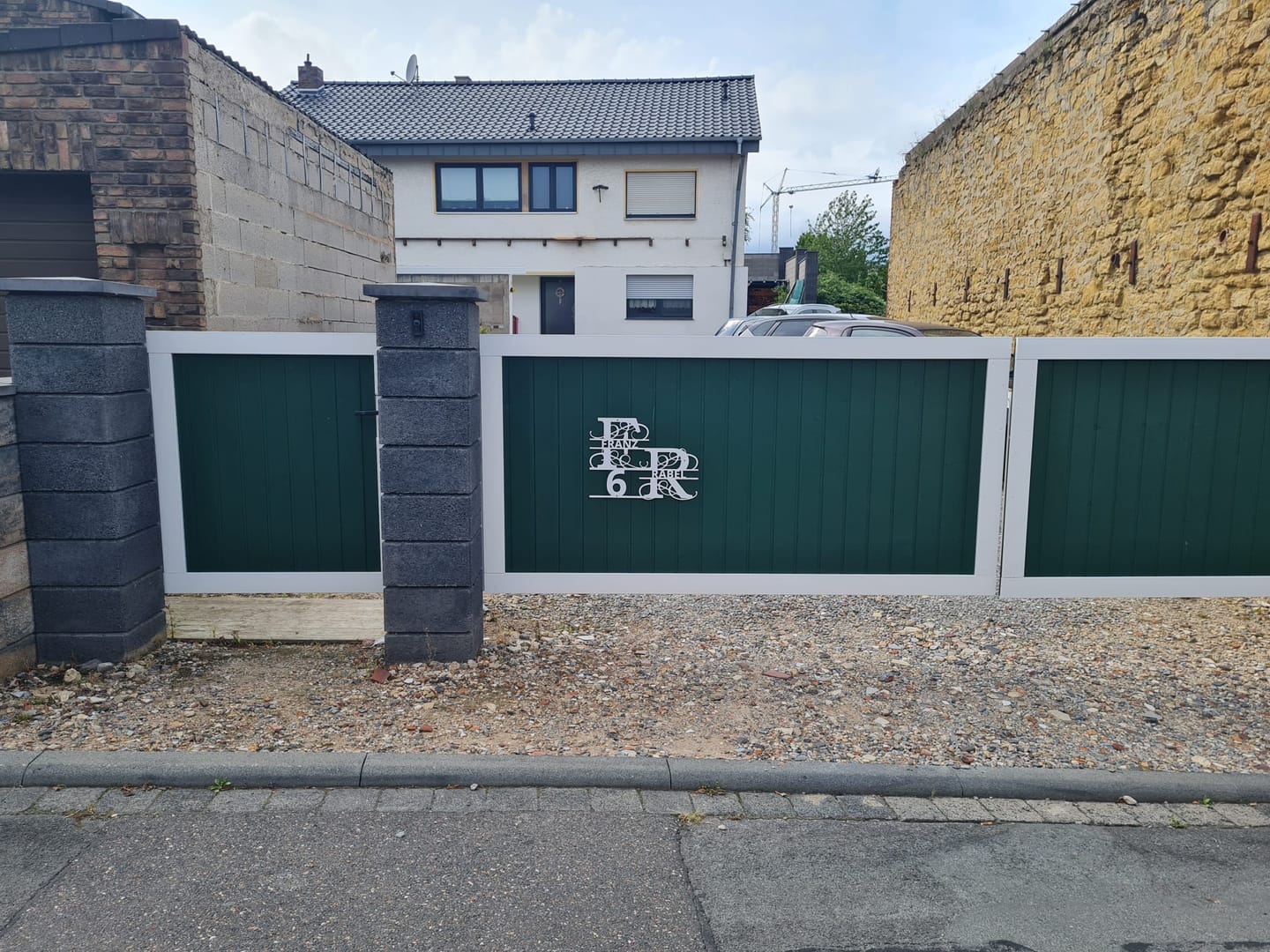 Customer photo review of Hausnummern-Monogramm zweizeilig mit Namensinitialien und kompletten Vor-und Nachnamen (personalisierbar)