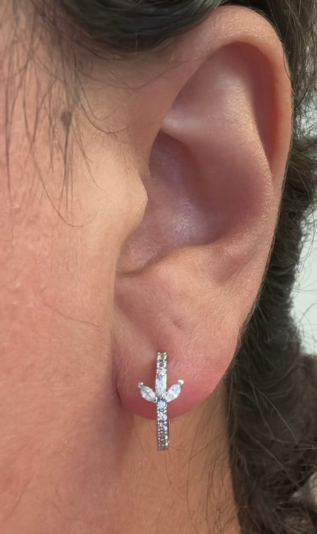 Customer photo review of Lotus Pave Huggie Ohrringe 14K vergoldet