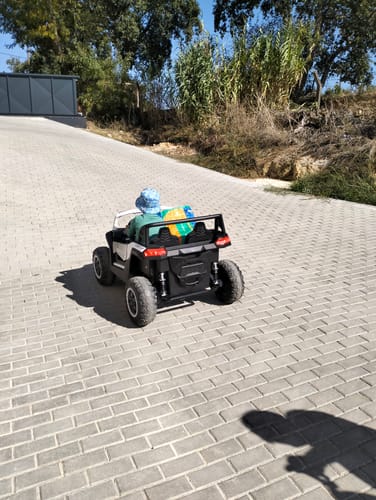 Reseña con foto de un cliente sobre Carro Elétrico para Criança BUGGY ATV RACING 4x4 24v Branco c/ RODAS DE BORRACHA & ASSENTO EM PELE