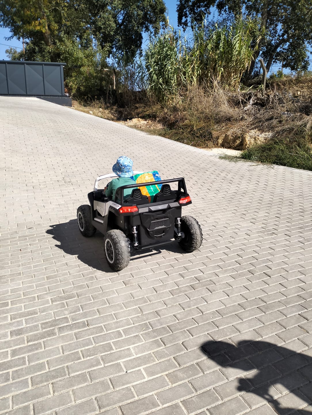 Customer photo review of Carro Elétrico para Criança BUGGY ATV RACING 4x4 24v Branco c/ RODAS DE BORRACHA & ASSENTO EM PELE