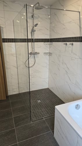 Customer photo review of SONNI Walk In/ Begehbare Dusche Duschabtrennung Duschwand Nano Klarglas Glasstärke 8mm Breite 70-120cm