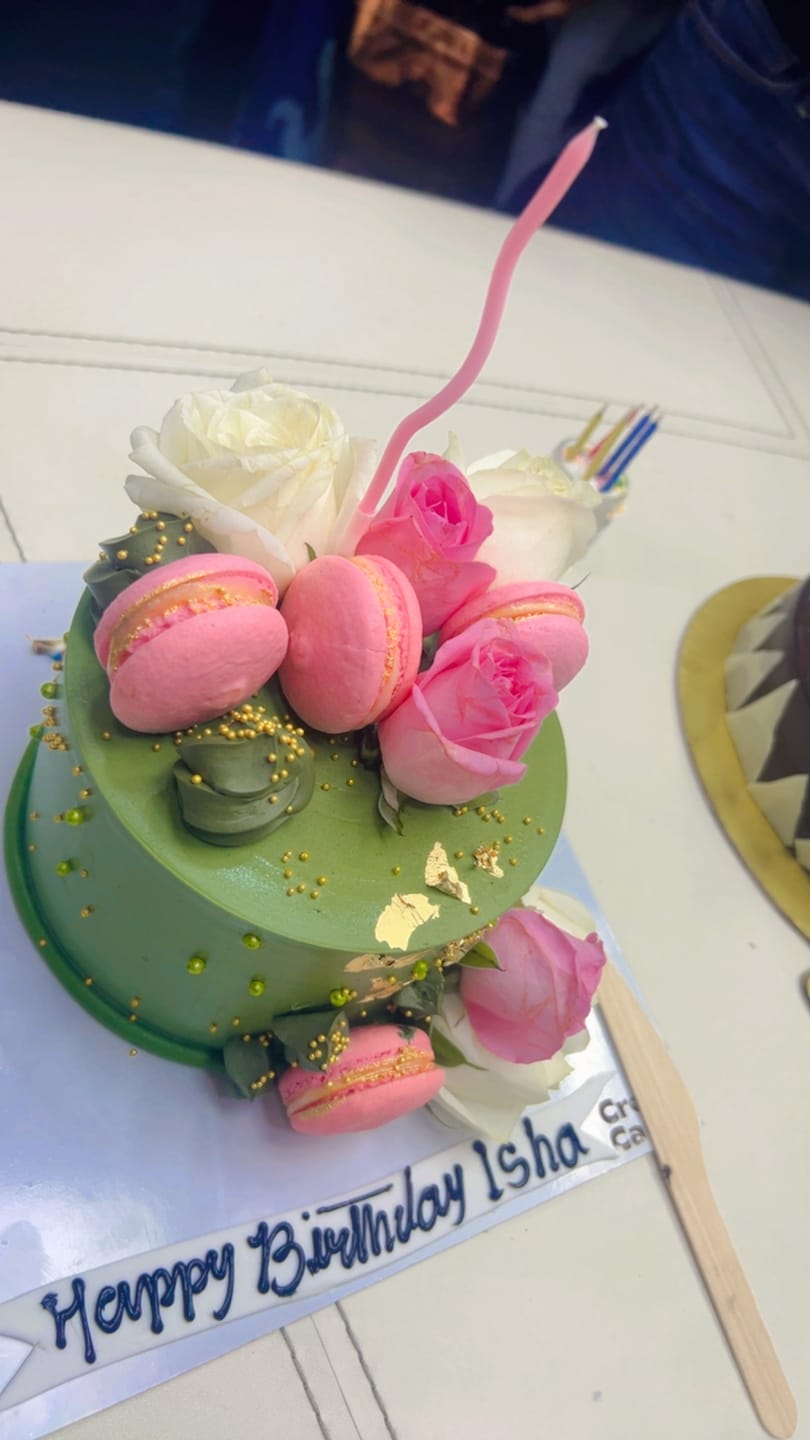 Customer photo review of Bottle Green Floral Cake