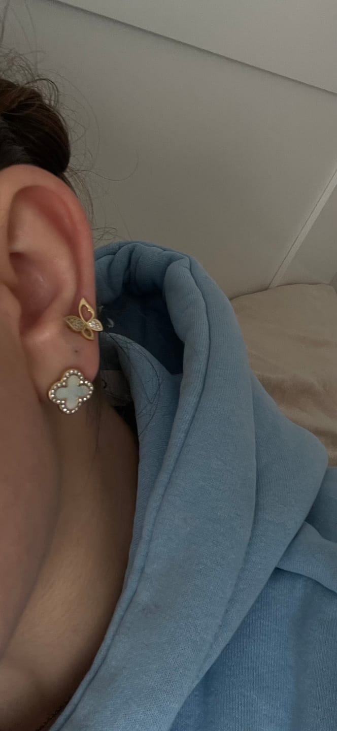 Customer photo review of Pave Perlmutt Lucky Leaf Ohrstecker 14K Vergoldet