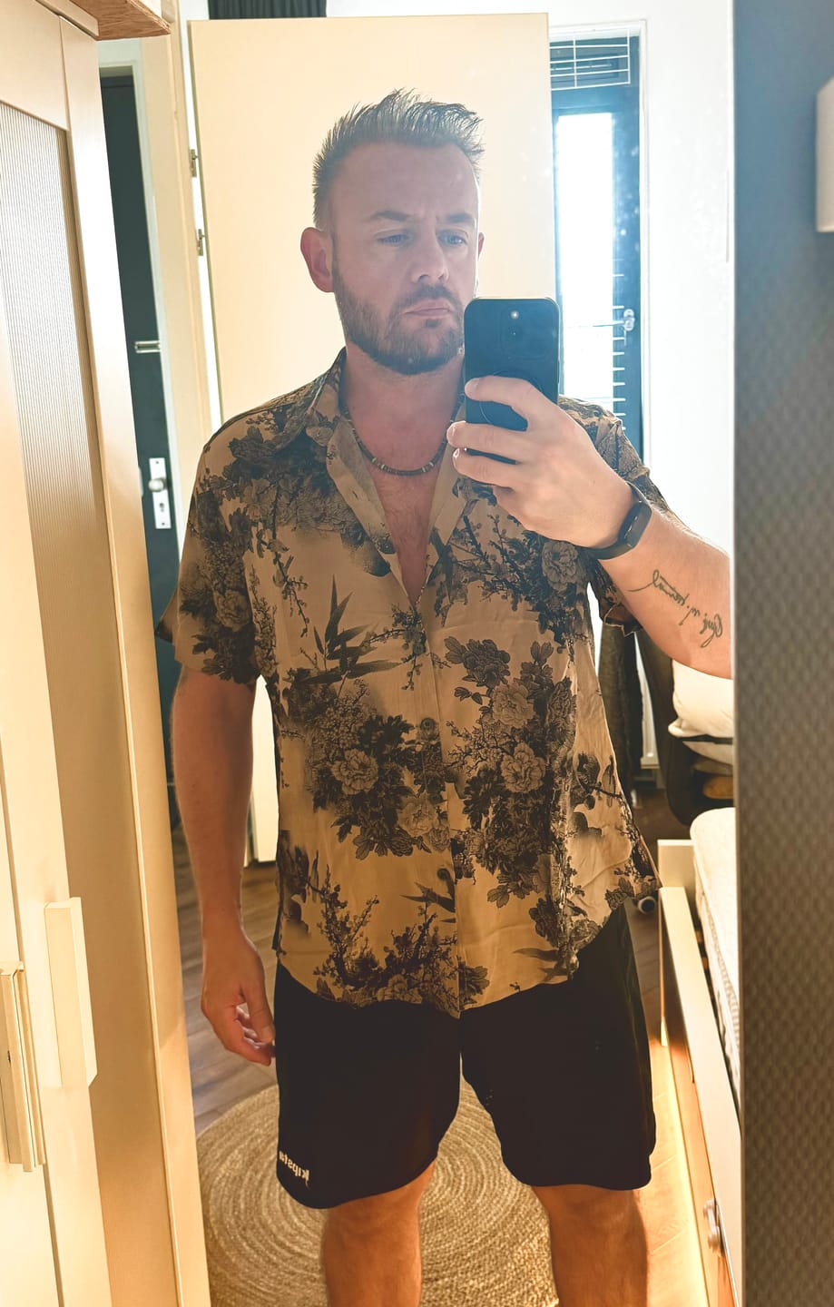 Customer photo review of Chemise à manches courtes en rayonne hawaïenne pour homme