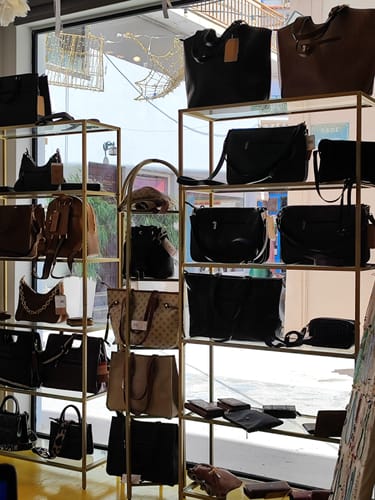 Customer photo review of Ψηλό Ράφι Μοντερνα Βιβλιοθήκη Γυάλινη Χρυσό 6 Ράφια για Σαλόνι Γραφείο LG-T503A01