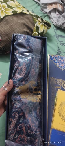 Customer photo review of Pashtush Women's Jamawar Shawl, Navy Blue