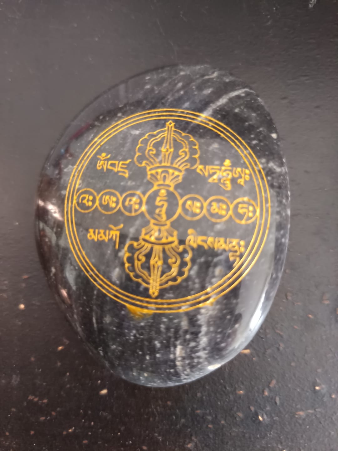 Customer photo review of Pierre sacrée du mont Kailash (Yarlung Tsangpo) - gravée du mantra de Namgyalma A-Ah-Sha-Sa-Ma (ou du mantra de Chenrézi).