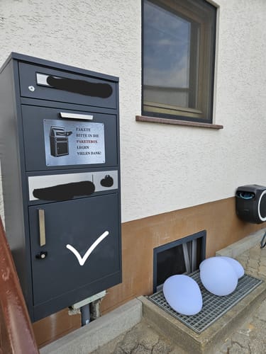 Customer photo review of AlbersDesign Stand-Paketbox PB1 anthrazit (RAL7016) personalisiert mit Edelstahl-Schild