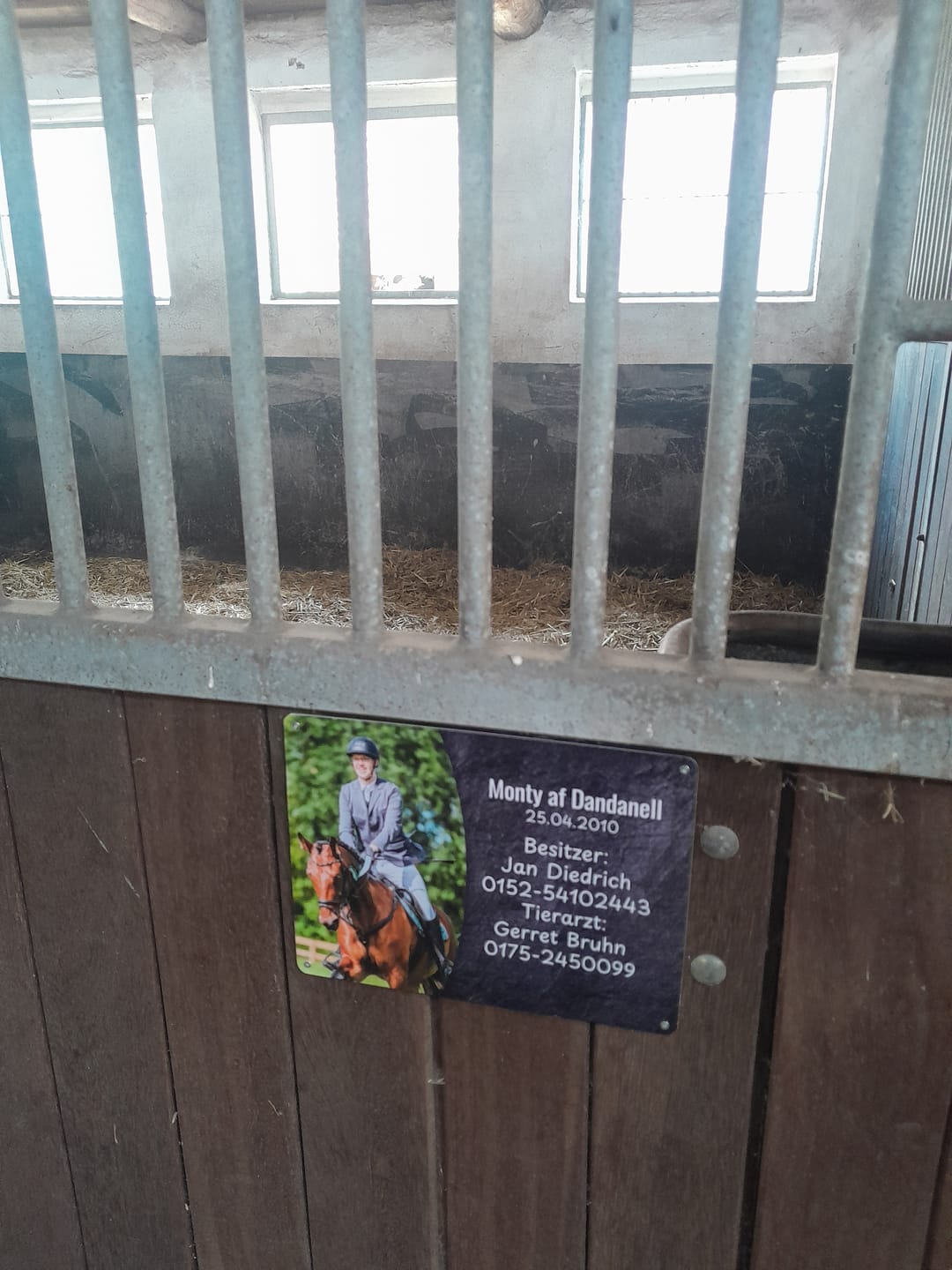 Customer photo review of Pferde Boxenschild mit Foto & Wunschtext (UV- und wetterfest)