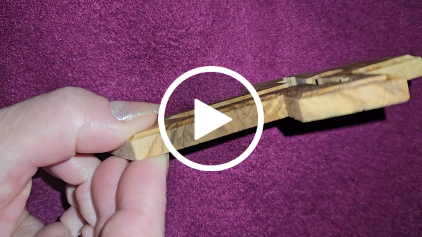 Customer video review of Olivenholz Wandkreuz mit dem Auferstandenen Jesus