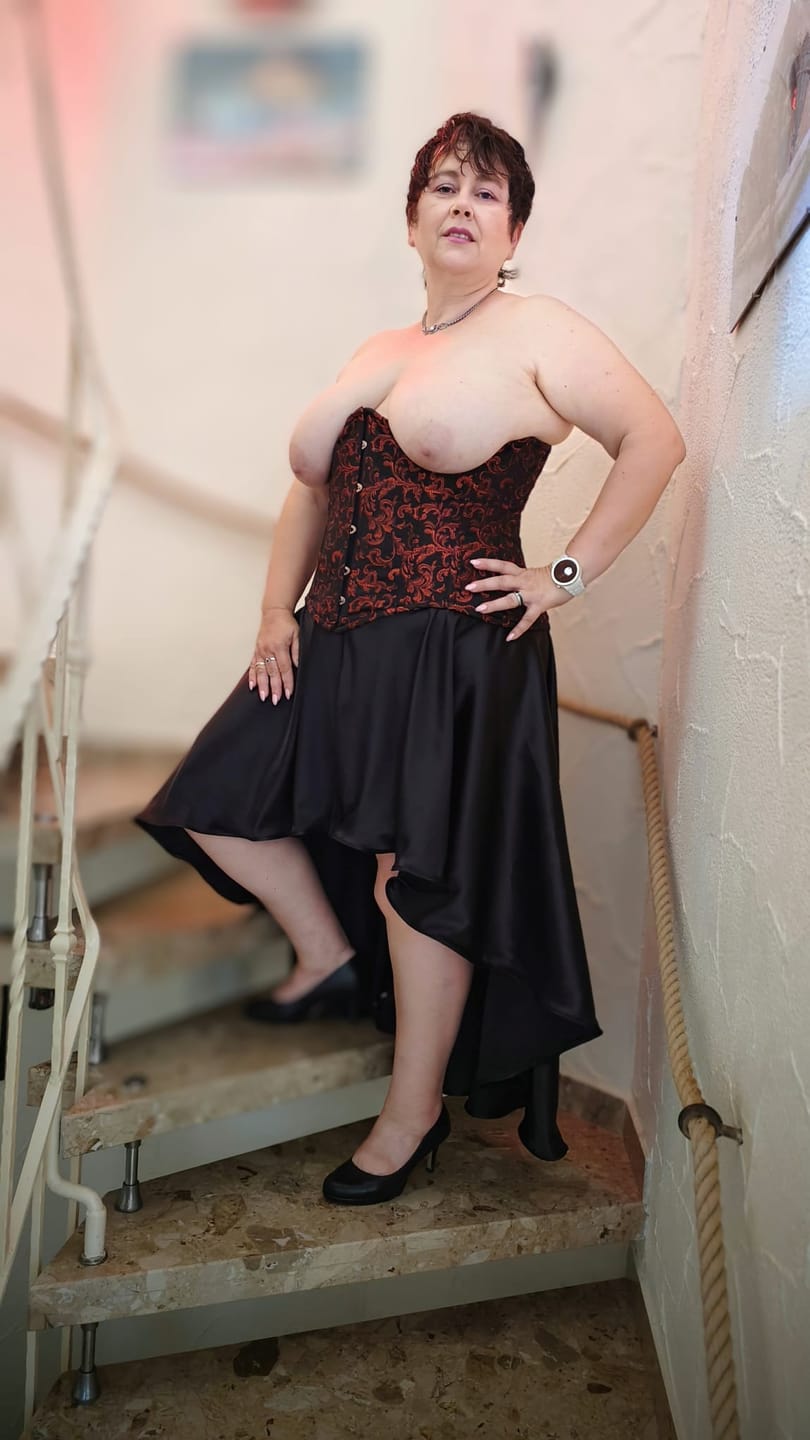 Customer photo review of SiaLinda: Unterbrust Korsett Nicola, Brokat schwarz-rot, extra lang geschnitten