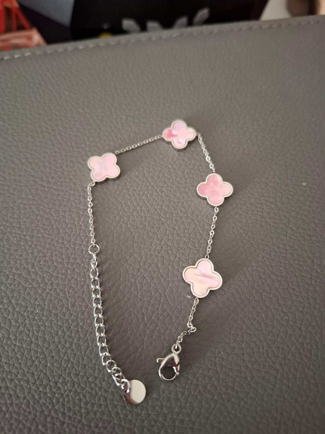 Customer photo review of Rosa Perlmutt Clover Armband | 18K vergoldet