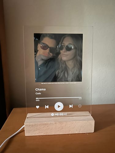 Customer photo review of Lâmpada Spotify Personalizável (Foto & Música)