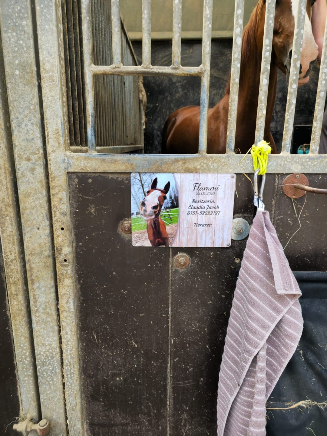 Customer photo review of Pferde Boxenschild mit Foto & Wunschtext (UV- und wetterfest)