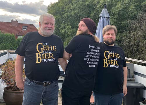 Customer photo review of Ich gehe jetzt Bier trinken  - T-Shirt