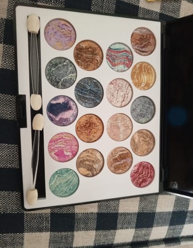 Customer photo review of Rivaj Pro Diamond Terracotta Eyeshadow Kit (18 in 1)