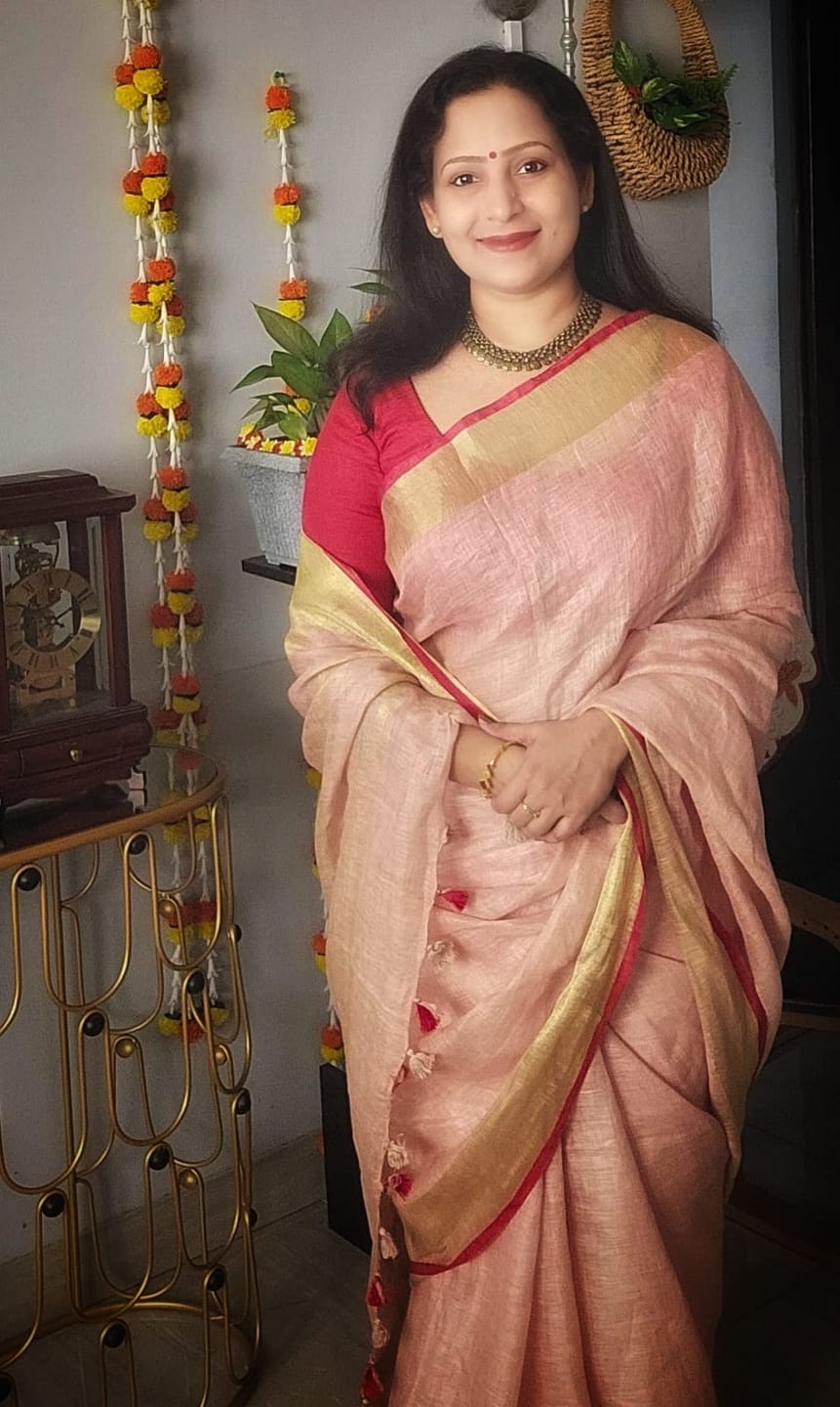 Customer photo review of Handwoven Pure Linen Saree