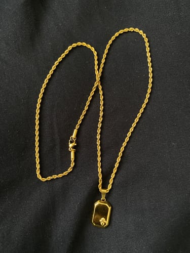 Reseña con foto de un cliente sobre Fleur de lis Oro Pendant