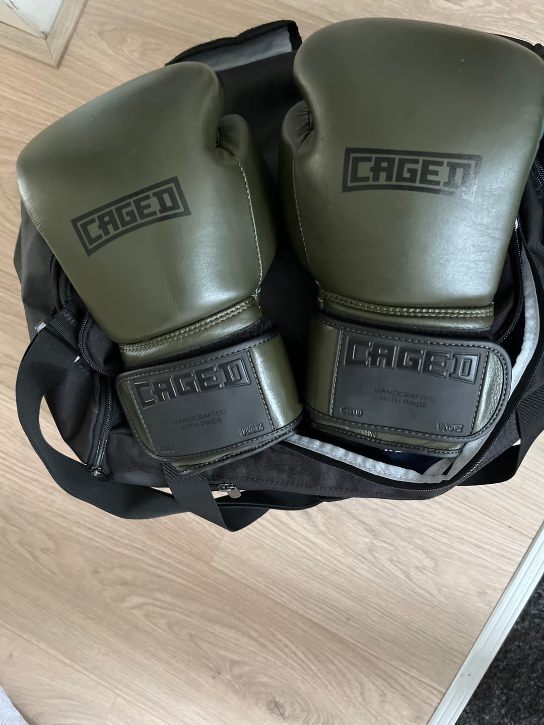 Customer photo review of Caged Bokshandschoenen 'X' Series - Kaki Groen/Zwart