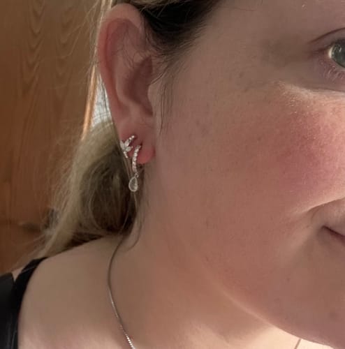 Customer photo review of Lotus Huggie Hoop Ohrringe 14K vergoldet