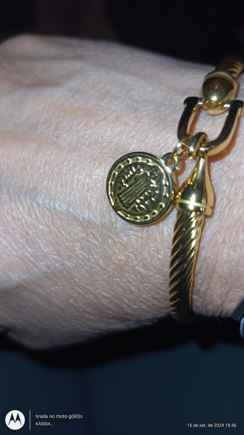 Customer photo review of Bracelete Pingente São Bento Banhado em Ouro 18K