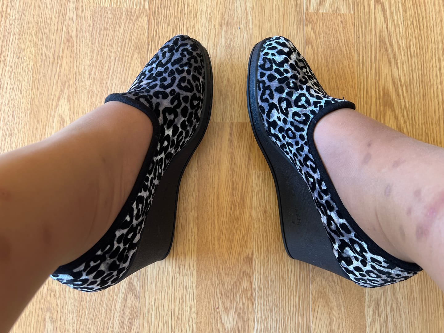 Customer photo review of Zapatilla cuña alta leopardo de Salemera
