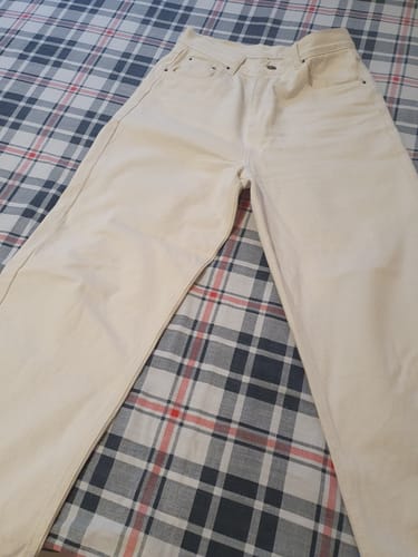 Julia D. review of Calça Jeans Reta Araçá Bege image 1 out of 1