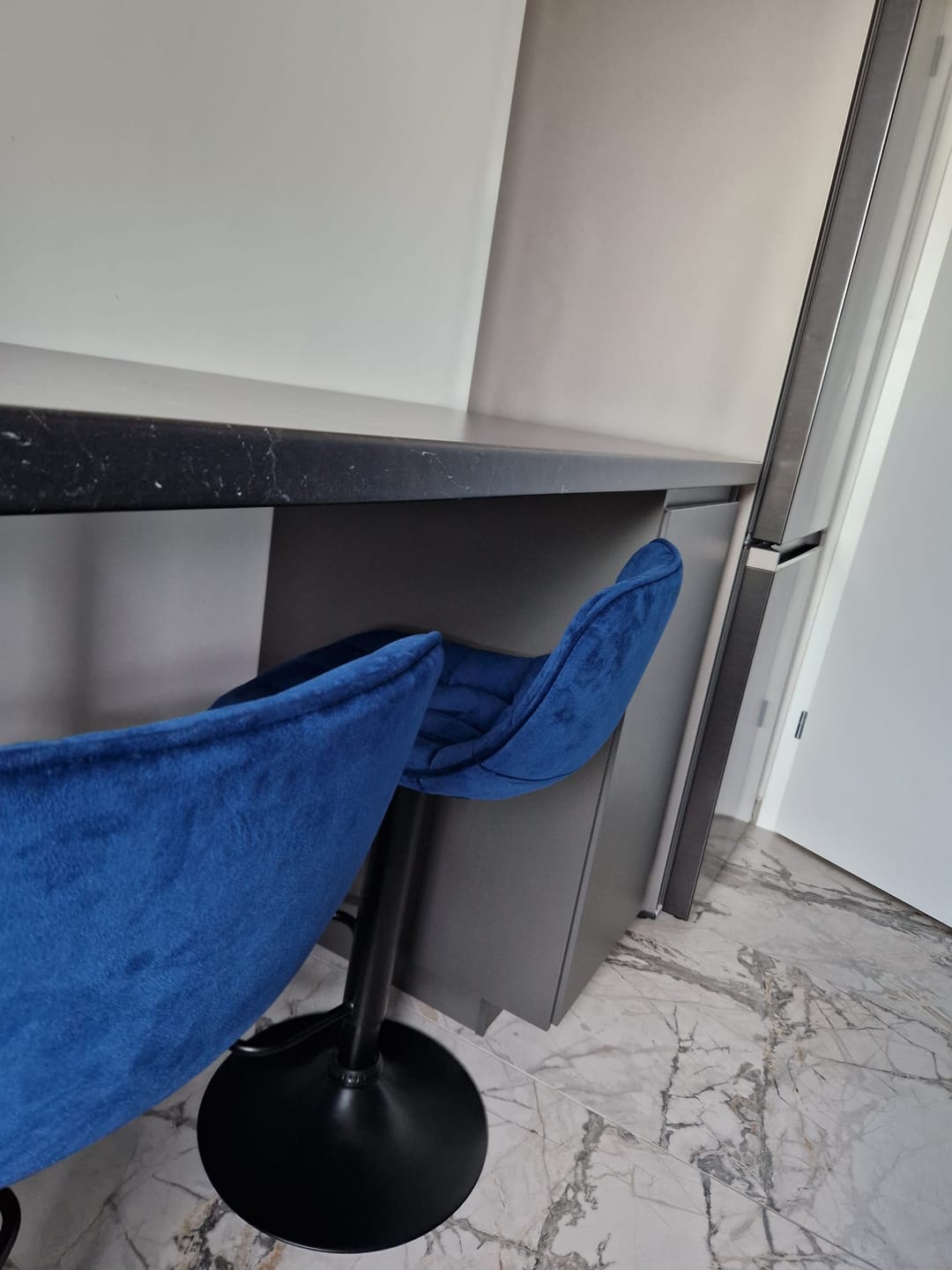 Customer photo review of Scaun bar H95, albastru/negru, stofa catifelata/otel, 43x44x84/106 cm