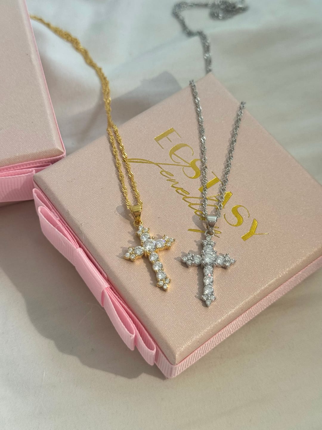 Customer photo review of (GOLD) THE PROMISE Cross Necklace 18k Gold-Plated