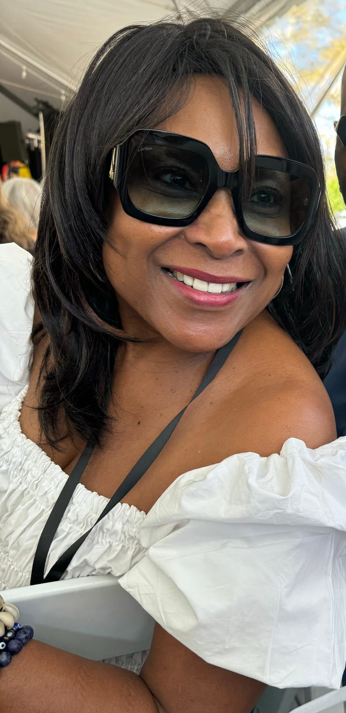 Customer photo review of Freetress Fullcap Band Wig NEW YORK GIRL