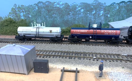 Customer photo review of BLI 6474 6000 Gallon Tank, Variety Set E, Late 1950's 2-pack, HO (Ethyl Corp #6068, Columbia Southern #681)