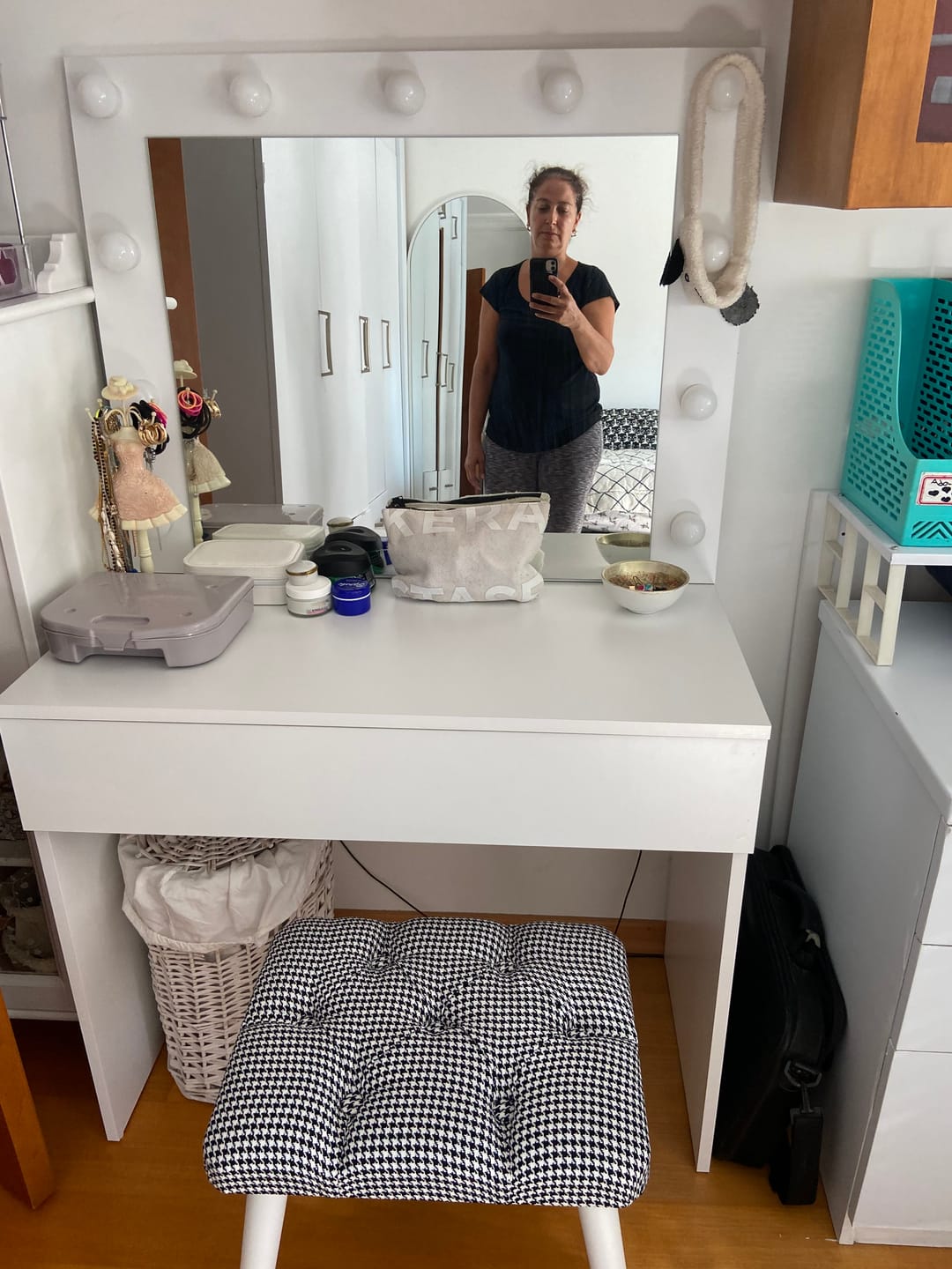 Customer photo review of Rani BM101 Puf Ahşap Ayaklı Tabure Siyah - Beyaz Kazayağı Desenli