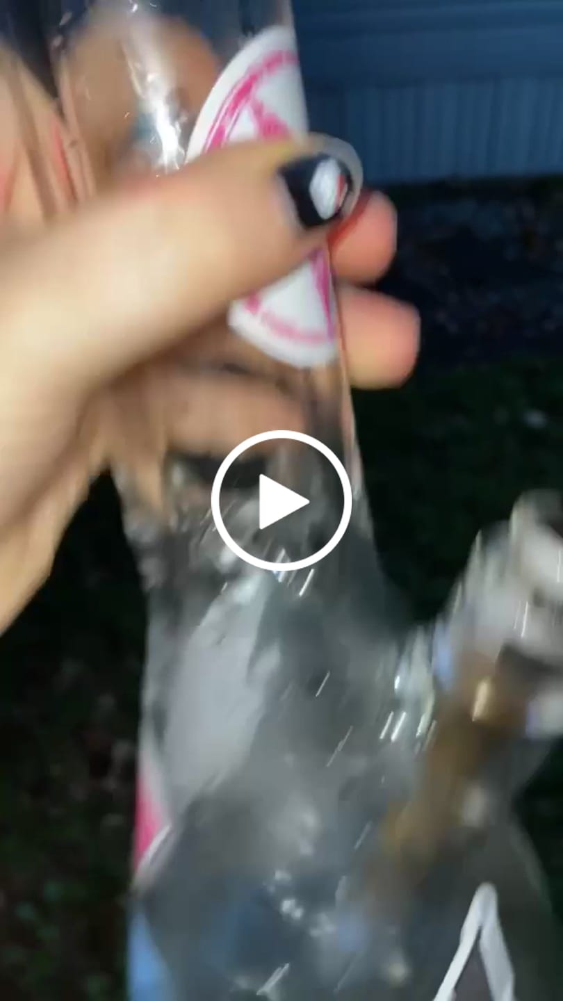 Customer video review of 18" x 9mm Beaker Bong
