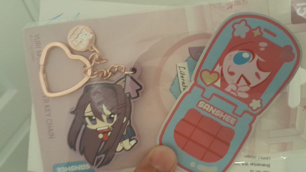 Customer photo review of Doki Doki Literature Club - Yuri Mouse Pointer Rubber Keychain
