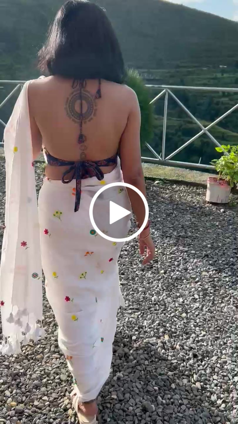 Customer video review of White Embroidered Mulmul Cotton Saree