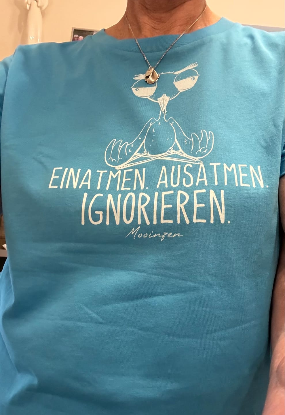 Customer photo review of Einatmen Ausatmen ignorieren  · Damen Premium Bio T-Shirt 2.0
