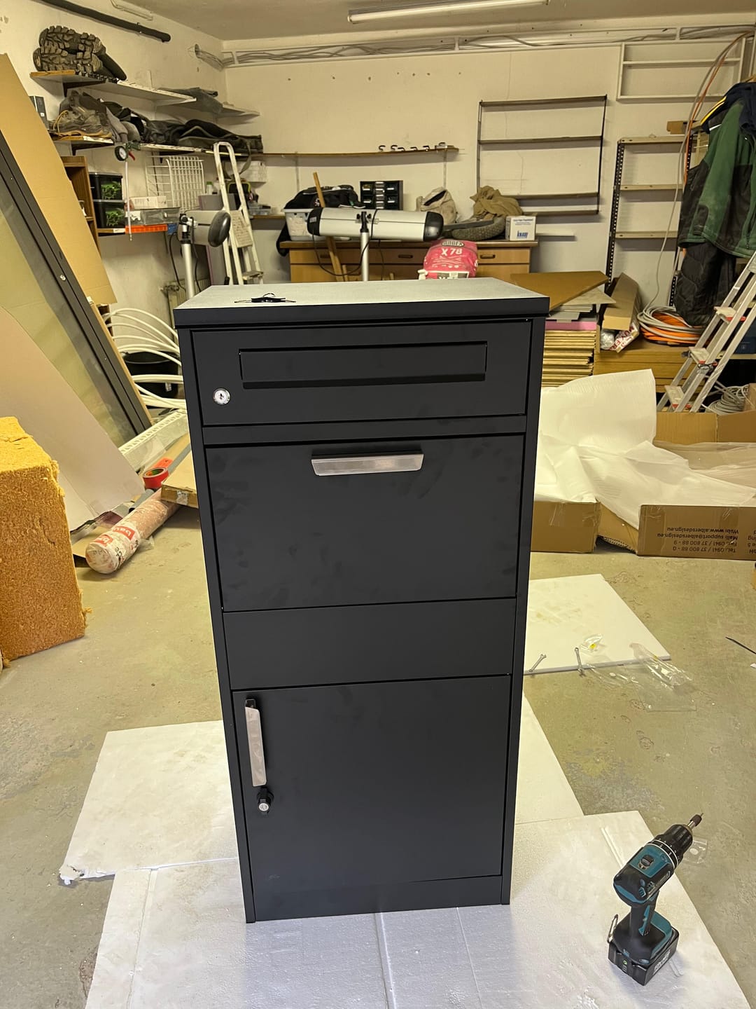 Customer photo review of AlbersDesign Stand-Paketbox PB1 Schwarz (RAL9005) personalisiert mit Edelstahl-Schild