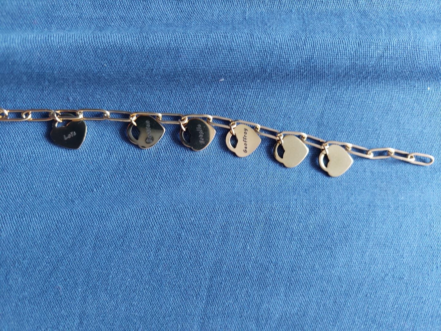 Customer photo review of Bracelet avec pendentifs cœur personnalisés