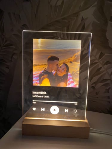 Customer photo review of Lâmpada Spotify Personalizável (Foto & Música)