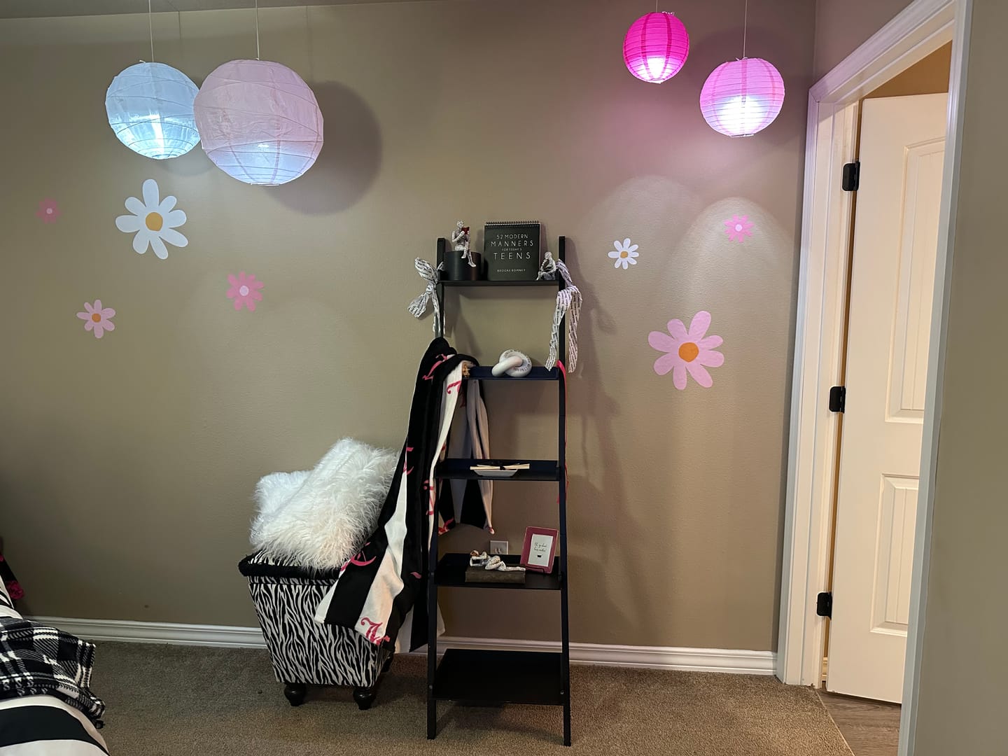 Customer photo review of Fantado MoonBright 12-LED Multi-function Remote Controlled Light for Paper Lanterns, Cool White (Battery Powered)