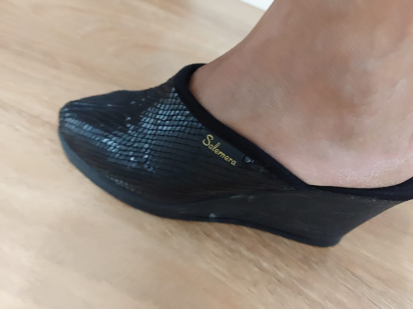 Customer photo review of Zueco brillante de cuña alta Salemera